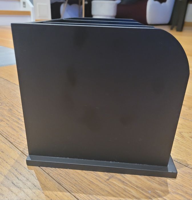 Czarny organizer na biurko