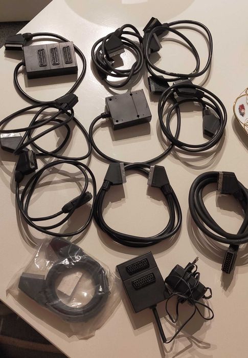 11 Cabos SCART com diferentes tamanhos e adaptor AC-DC