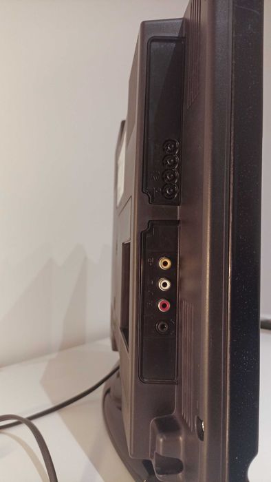 TV LCD Sanyo 19" (Modelo CE19LC80N-C/P) - Ideal p/ Cozinha ou Quarto