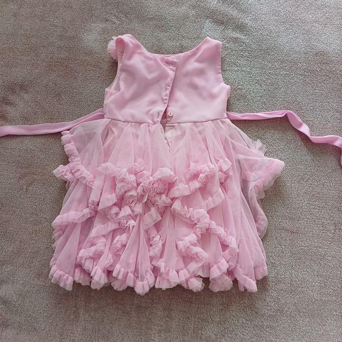 Продам святкові дитячі сукні  на 3-4 р..