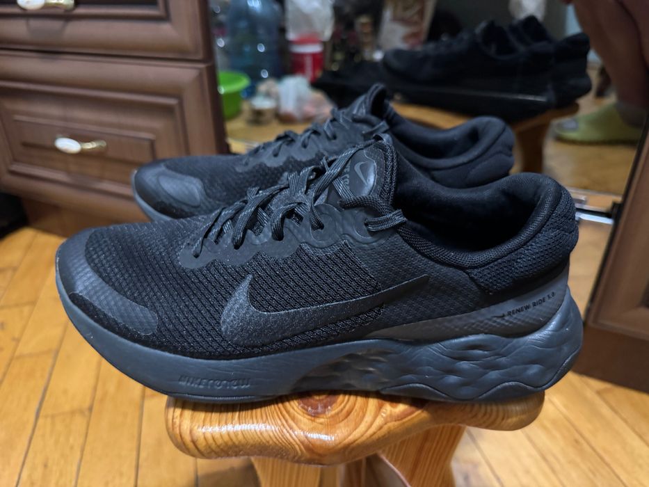 Продам чоловічі бігові кросівки Nike Revolution 8 black/anthracite