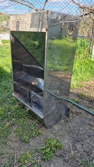 Бункерна годівниця для відгодівлі свиней