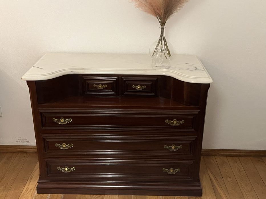 Comoda em mogno com tampo em marmore