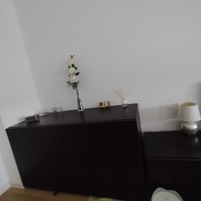 Vendo quarto de casal  composto por: cama 1,90x1,60 , duas mesinhas de cabeceira, cómoda e camiseiro