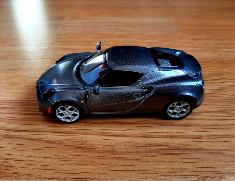 Машинка колекційна Alfa Romeo 4C, металева. Kinsmart.