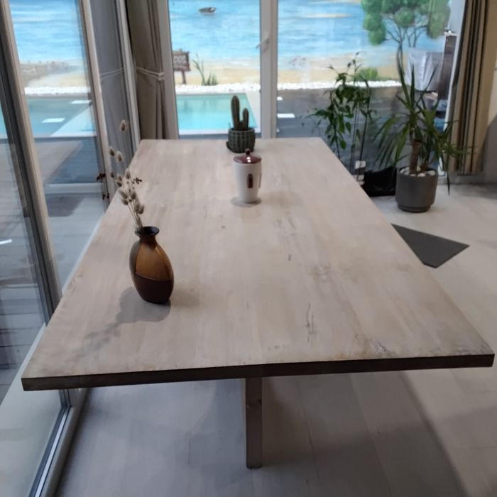 Mesa de design em madeira natural