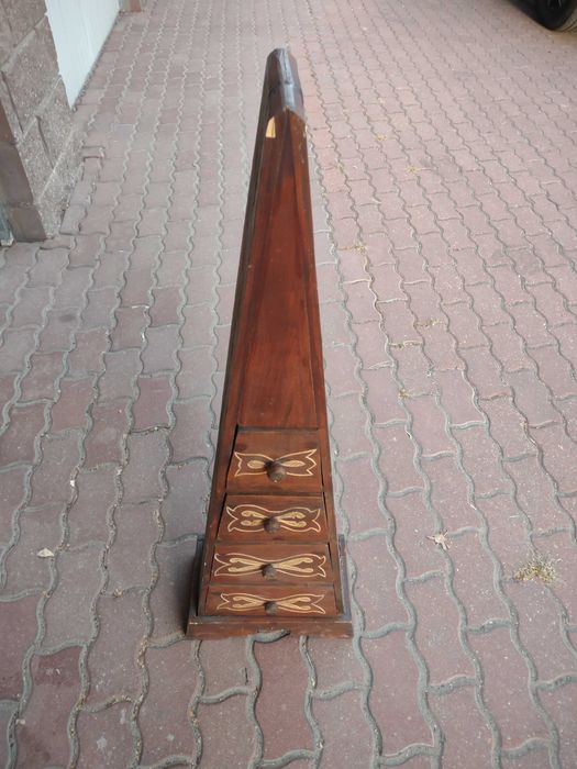 Szafka z szufladami z afrykańskiego lekkiego drewna, nie używana.