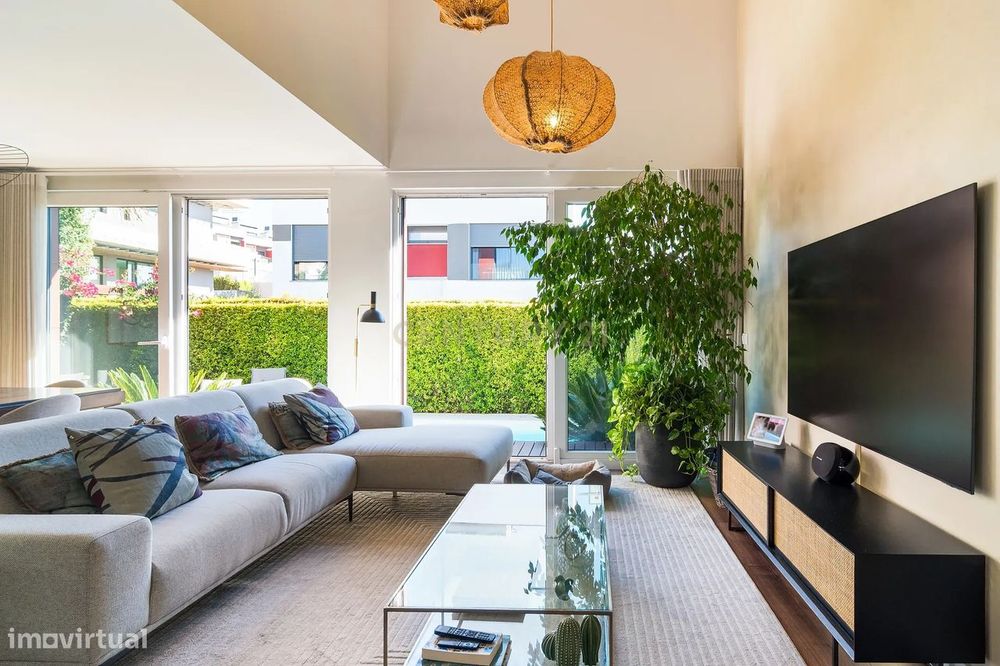 Moradia T3+1 Contemporânea com Piscina, Jardim e Garagem para 2 Carros