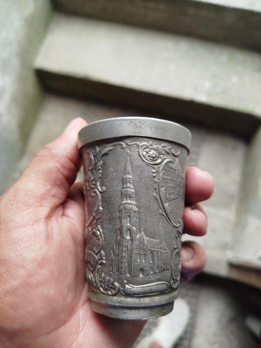 На фото зображена вінтажна рельєфна чарка