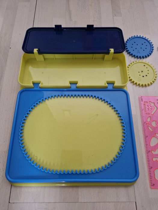 Spirograf, zestaw do rysowania.