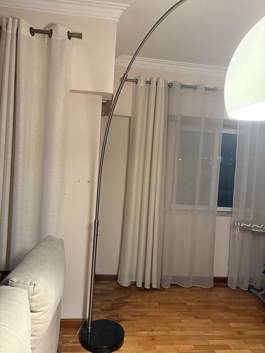 Candeeiro de pe com base preta em granito