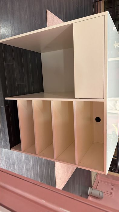 Balcão loja em branco e dourado