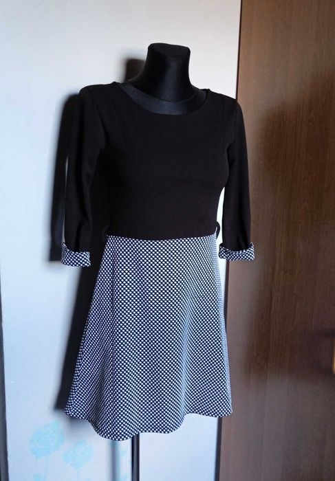 Czarna sukienka dół w kropki r. 36