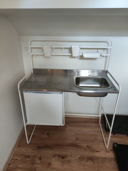 Mini kuchnia Ikea ze zlewem oraz działająca lodówką