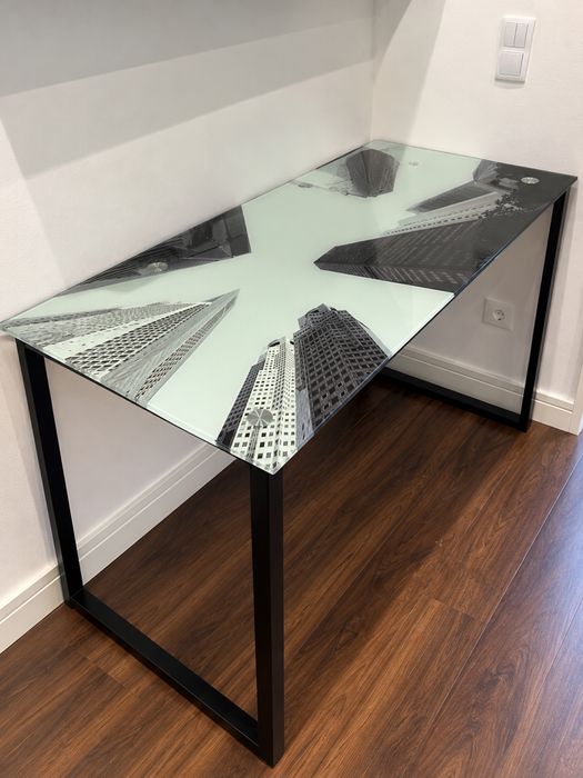 Secretária de Vidro com Design Moderno