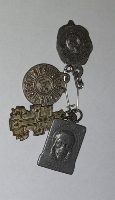 6 pendentes religiosos