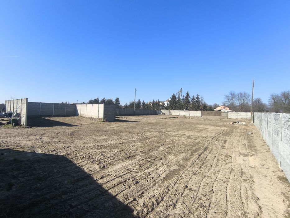 Plac do wynajęcia 1300m2, równy teren, ogrodzony betonowym płotem
