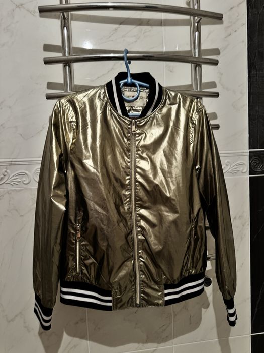 Золотистий бомбер