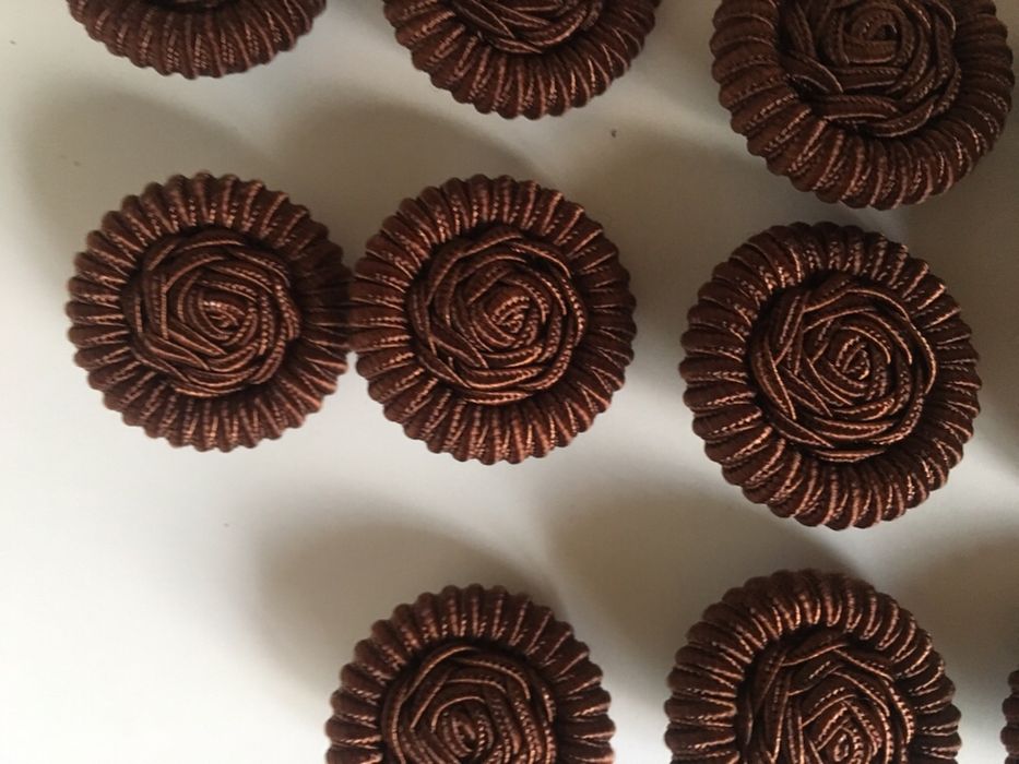 Botões de cor castanha senhora