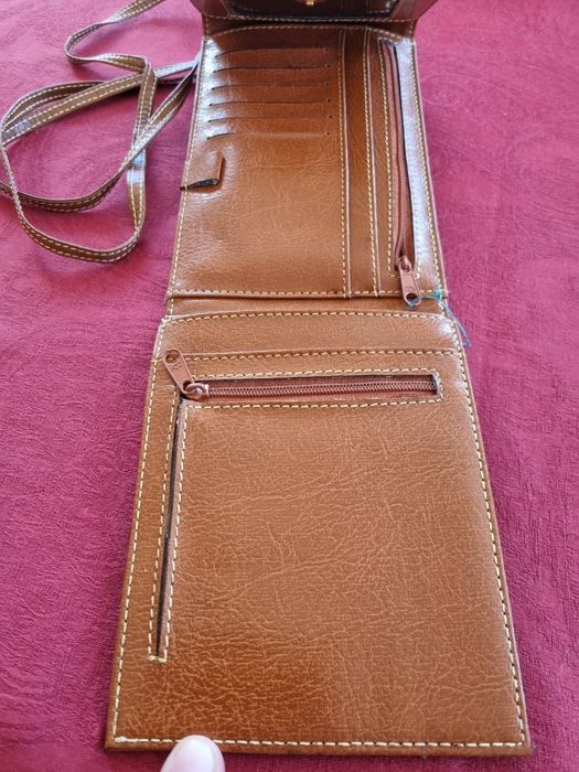 Carteira em pele, marcada.