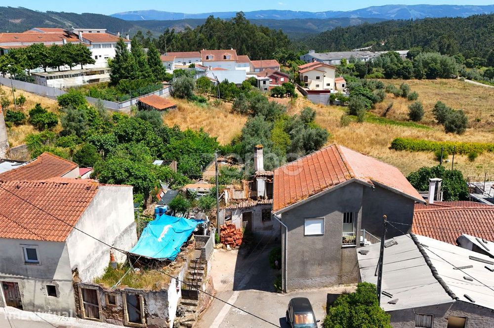 Moradia em ruínas com terreno