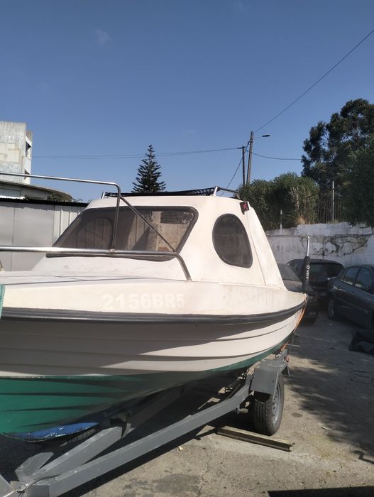 Barco muito estimado com casco duplo