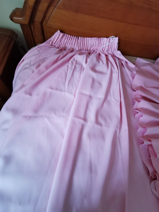 Capa de edredon rosa com cortinas laterais