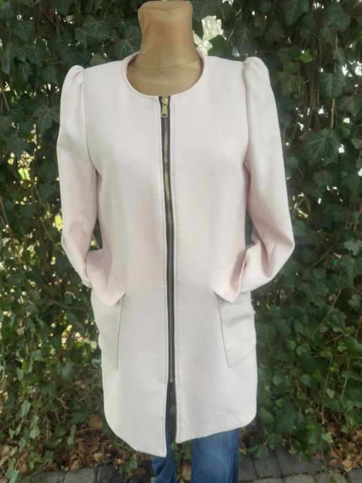 jesienny płaszczyk pudrowy róż długa marynarka