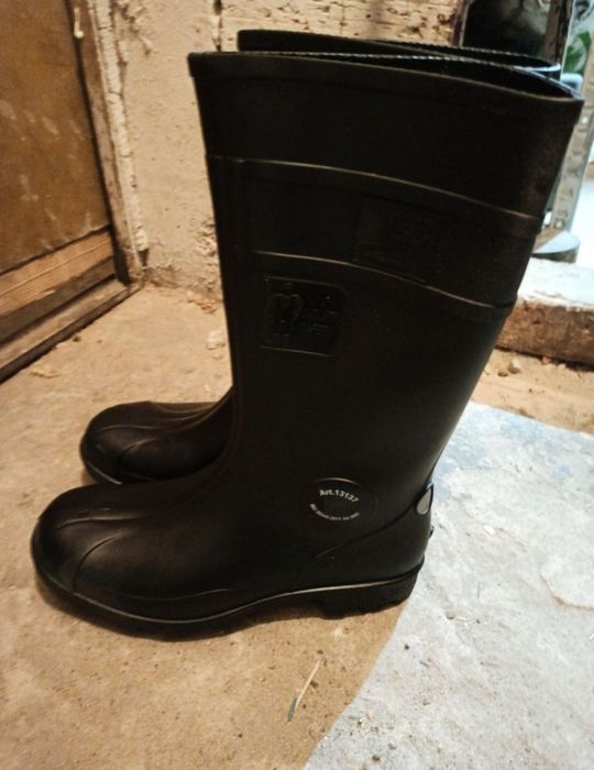 Gumowce, mocne, nowe, nieużywane, rozmiar 43 i 44