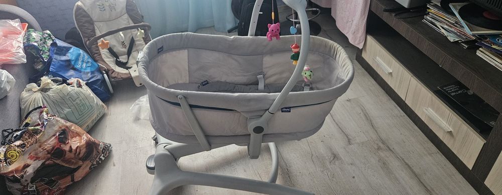 Дитяча колиска на колесах