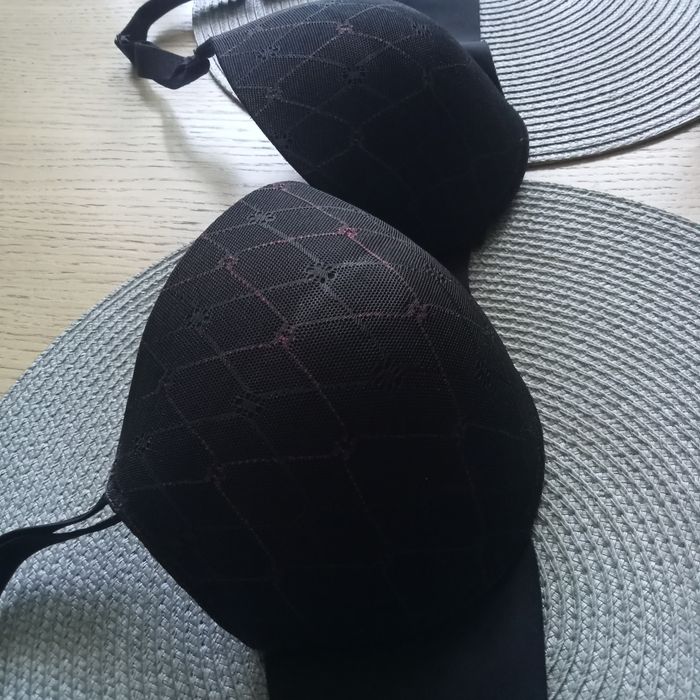 Biustonosz push up,z kieszonkami na wkładki, czarny Triumph  Diamond Sensation 85B
