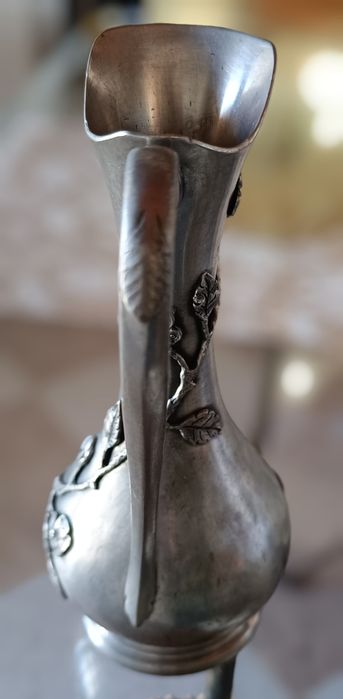 Jarra em estanho floral alto romântico Art Deco francês La Maison de l
