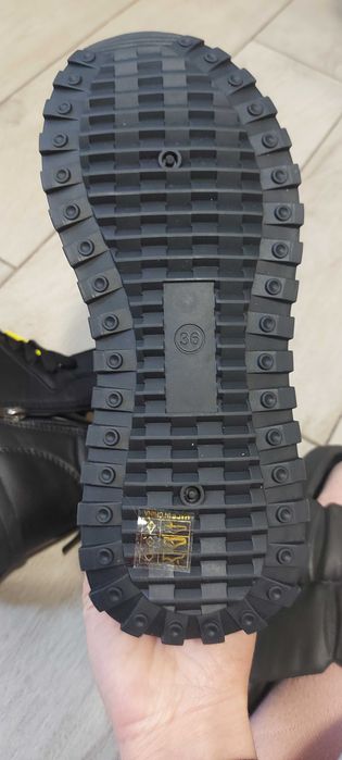 Кроссовки женские