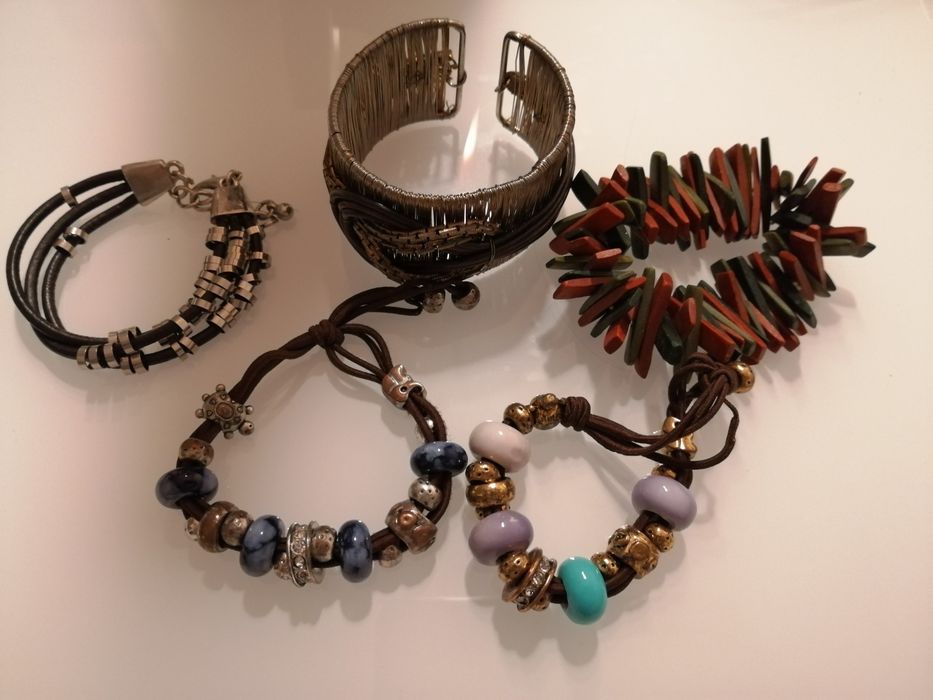 Colares, pulseiras, brincos e anéis