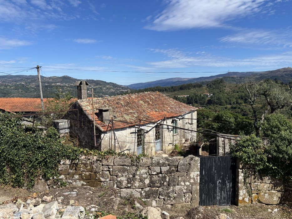 Casa em pedra a 5 minutos do centro sa Vila de Cinfães