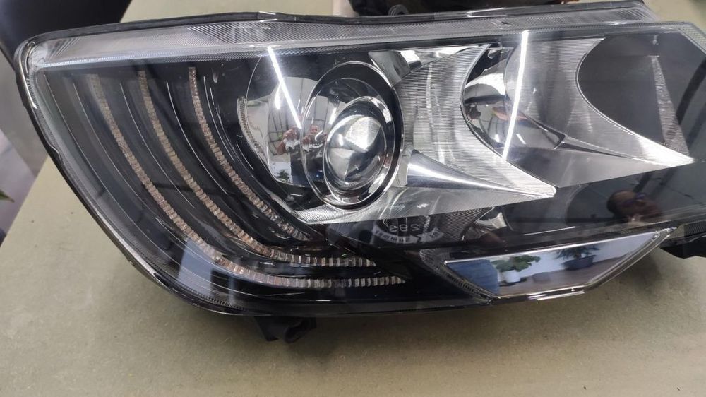 farol direito bi-xenon led Skoda Superb facelift 2013