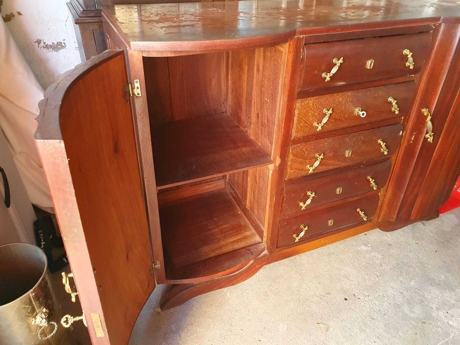 Conjunto de móveis antigos