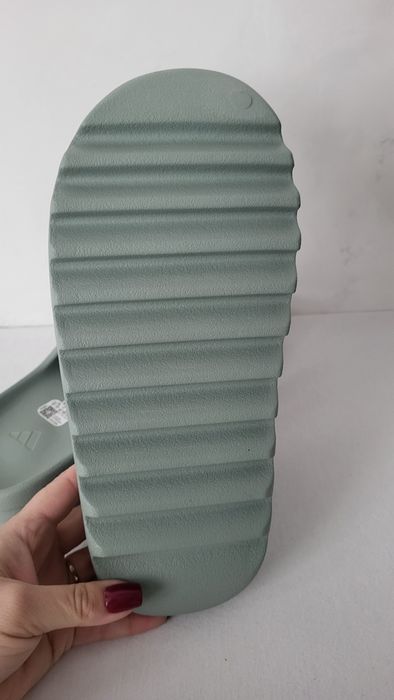 Продам тапочки Adidas yeezy slide