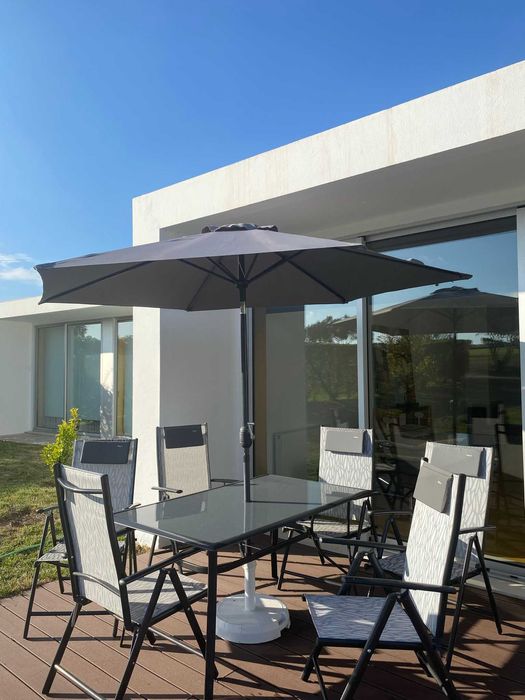 Conjunto mesa, 6 cadeiras e chapéu de sol