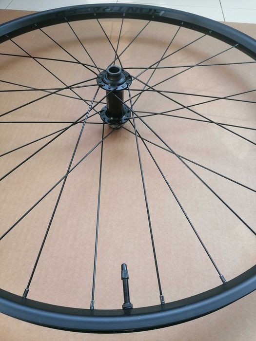 Par de rodas Bontrager TR 29"x25mm, center lock, cubo shimano MS 12V