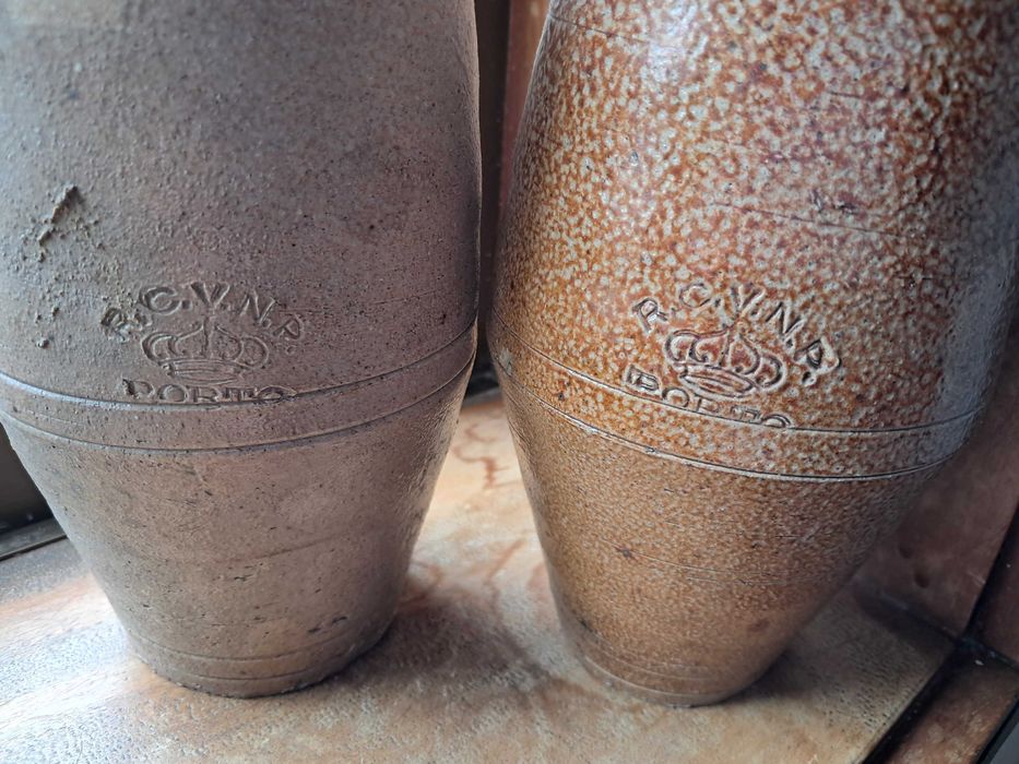 Garrafas em grés Real Companhia Velha- R.C.V.N.P.