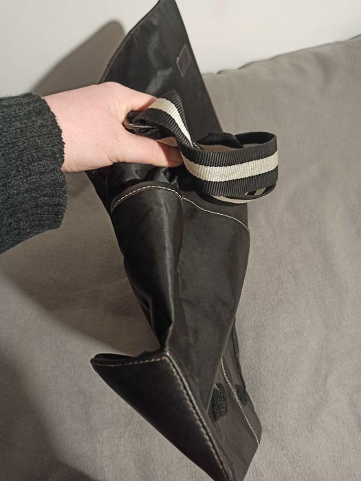 Czarna torba na ramię Nine West z klapą zapinaną na rzepy.