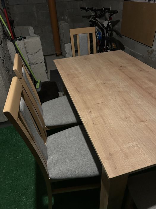 nowy stól z krzesłami