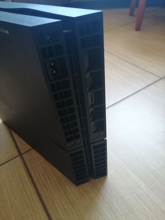 Konsola PlayStation 4. 500gb + gry, pad
