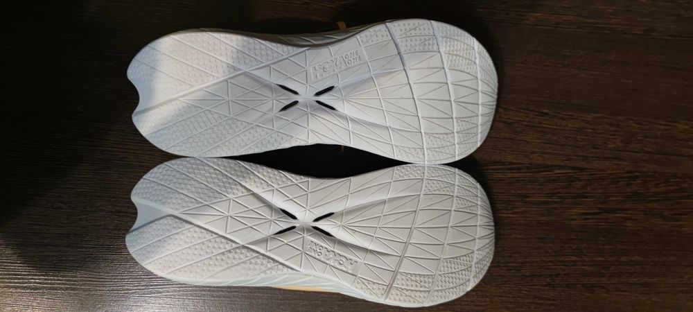 Кросівки Hoka Carbon X 2.  Р 43 1/3. 27.5см