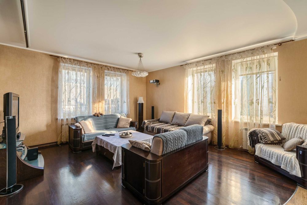 Дизайнерский дом с бассейном  посуточно . Красивый сад с озером, сауна