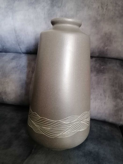 Vintage stoneware vase, signed by the artist, in dark gray.