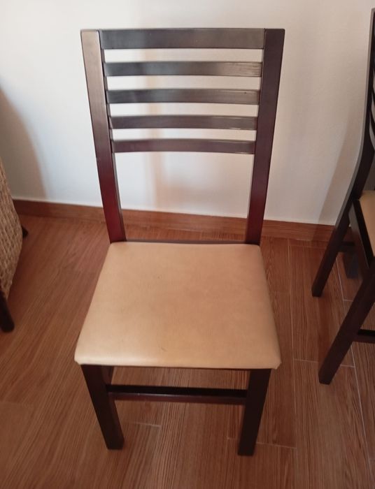 Mesa de Sala em Madeira Maciça extensível+ 6 Cadeiras c/ estofo em pele
