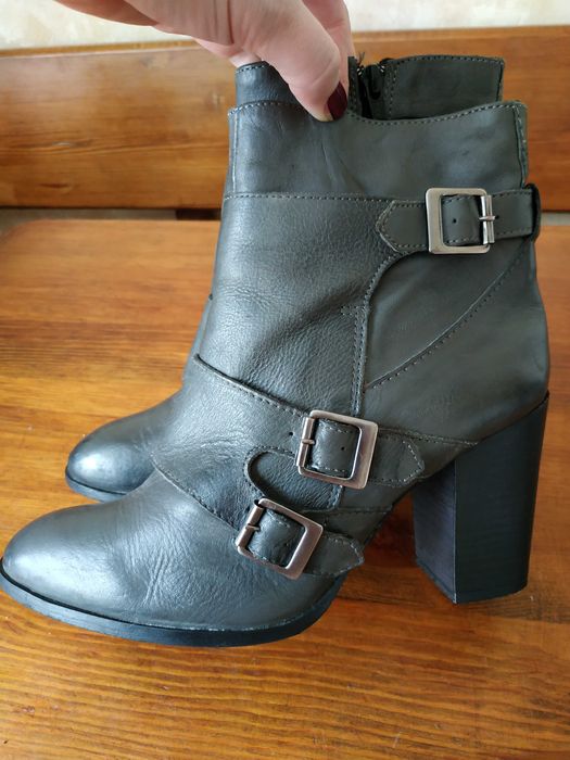 Стильні сірі весільні ботильйони з пряжками на підборах 39 розмір_25см