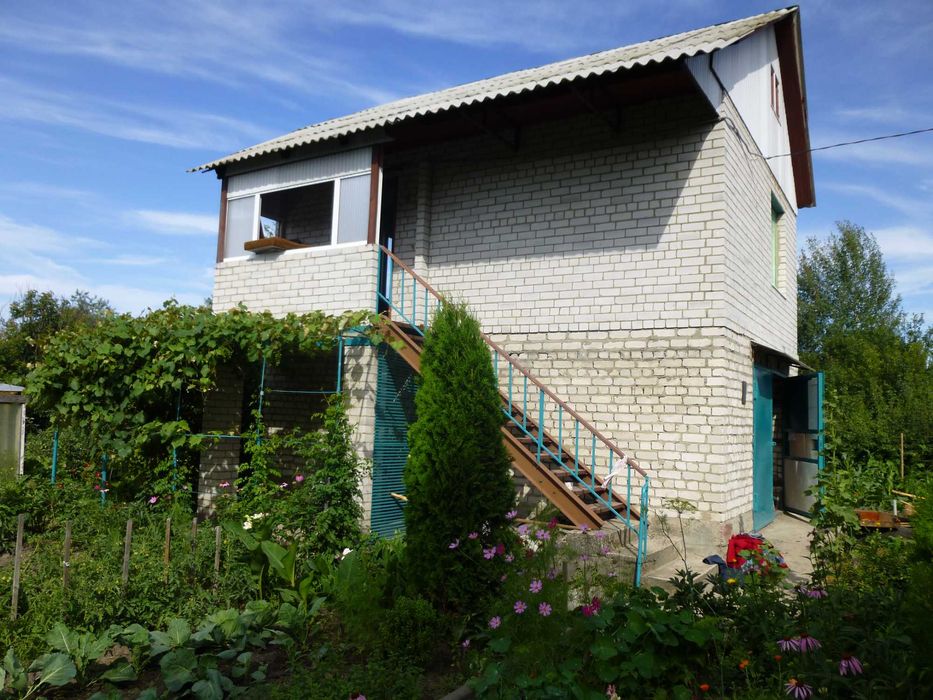 Дачний будинок з землею